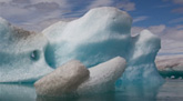 Das Foto zeigt einen schwimmenden Eisberg.