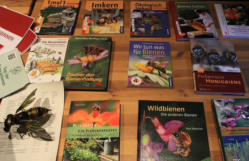 Ds Foto zeigt Bücher zum Thema Bienen.