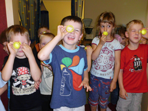 Das Foto zeigt eine Gruppe von Kindergartenkindern, die durch speziell geschliffene Glser - sogenannte Facettenaugen - schauen.