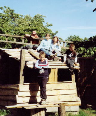 Kids auf Hütte mit Spitzdach